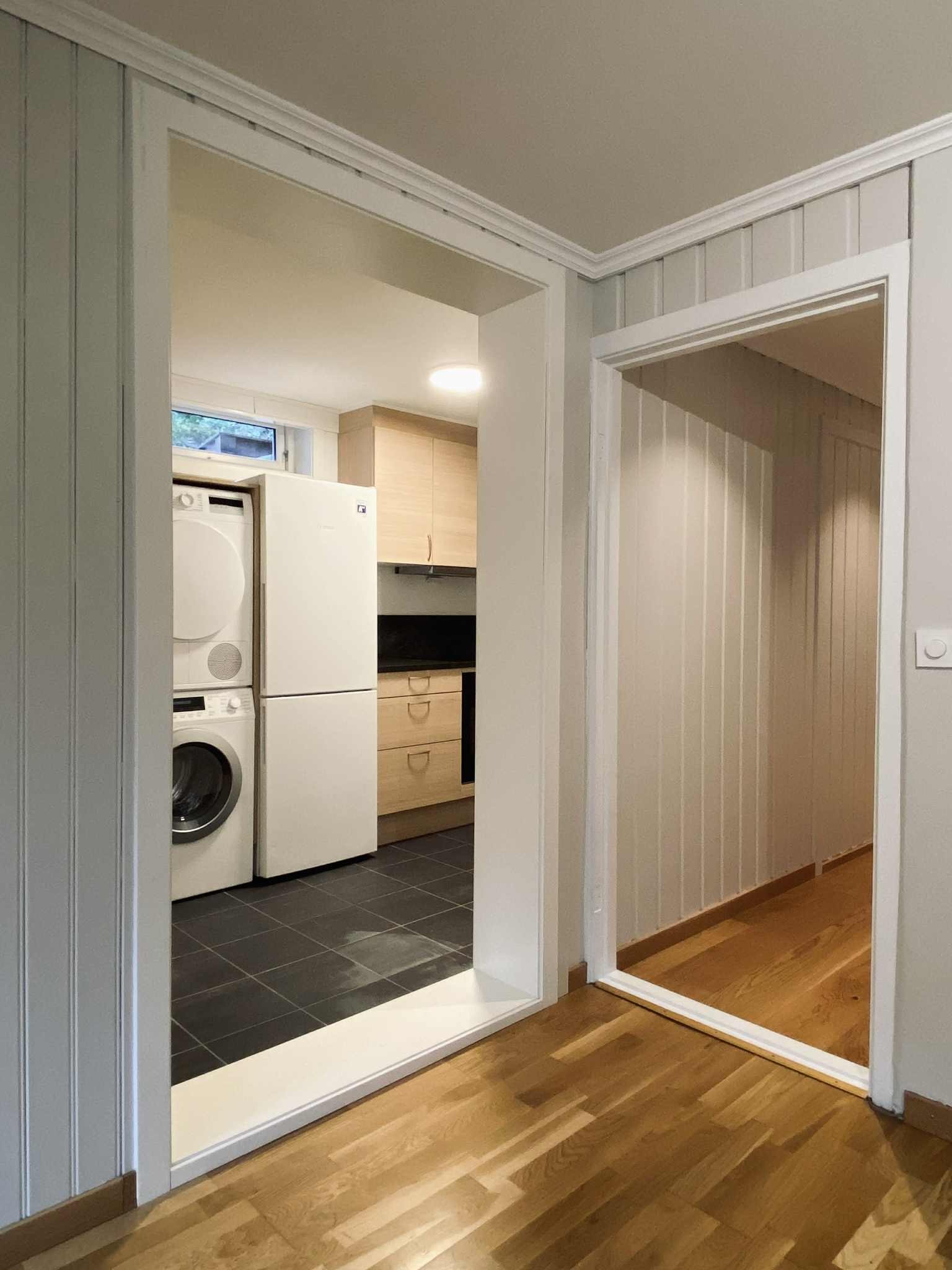 Fra stuen er det åpen løsning inn mot kjøkken. 